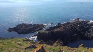 Rocky Cliffs ve Işıltılı Mavi Okyanus ile Nefes Kesen Kıyı Sahnesi, Doğa Belgeselleri ve Serene Arkaplanı İçin İdeal