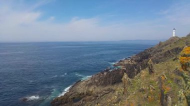 Rocky Cliff 'teki Iconic Deniz Feneri Açık Gökler Altında Uçsuz bucaksız Mavi Okyanusa Bakıyor