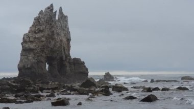 Haşmetli Deniz Yığını Dalgalı Gök Altındaki Rocky Sahili 'ndeki Okyanus Sularından Yükseliyor