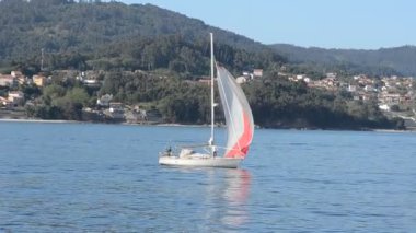 Huzurlu Deniz Macerası Resimli Kıyı Dağları Arkaplanda