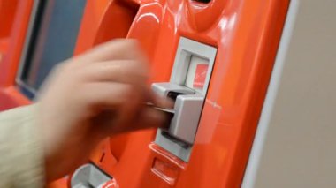 Kentsel Ayarlardaki Orange ATM Makinesinden Elle Ekleme ve Kaldırma Kredi Kartı
