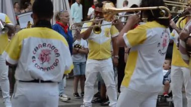 Çeşitli İzleyicilerle Kültür Festivali 'nde Bir Brass Bandosunun Canlı Sokak Müziği Performansı