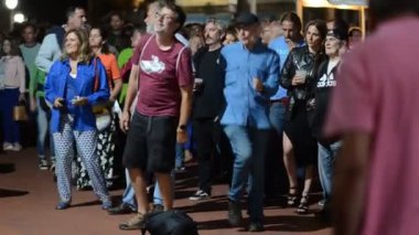 Değişik Kalabalıklar Canlı Şehir Merkezinde Açık Hava Canlı Müzik Konseri Veriyor