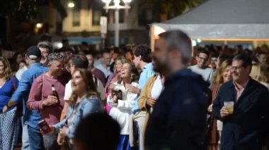 Coşkulu Gece Hayatı Sahnesi: Şevkli Kalabalık Şehir Merkezinde Açık Hava Festivali Eğleniyor