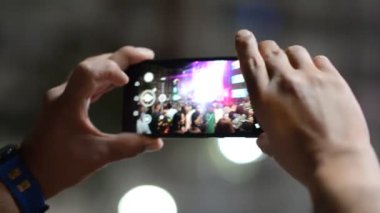  Smartphone 'da Canlı Bir Konserin Enerjisini Çekmek: Zamanda Donmuş Bir An