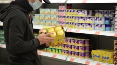 Süpermarket Koridorunda Tüketici Analiz Ürünleri Salgın sırasında, Süt Ürünlerini Dikkatli Seçme
