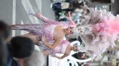 Vibrant İspanyol Sokak Festivali 'nde Müsrif Pembe Kostüm Göstericisi Kutlamanın Özünü Yakalıyor