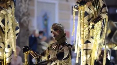 Büyüleyici Karnaval Geçidi: Altın Maskeli Balo Kostümleri Gece Işıklarıyla aydınlatıldı, Gizemli Akşam Festivali Sahnesi
