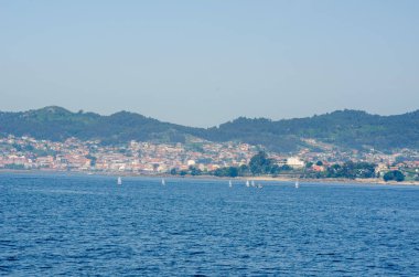 Canlı bir kasabası olan manzaralı kıyı manzarası, yemyeşil tepeler, ve sakin mavi denizde birden fazla yelkenli, seyahat ve doğa kavramları için mükemmel..