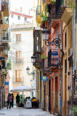 Valencia, İspanya 'da büyüleyici bir şehir caddesi. Canlı konut binaları, bereketli balkon bitkileri ve rahatlayan insanlarla dolu rahat bir açık hava kafesi var. Şehir seyahat temaları için mükemmel..