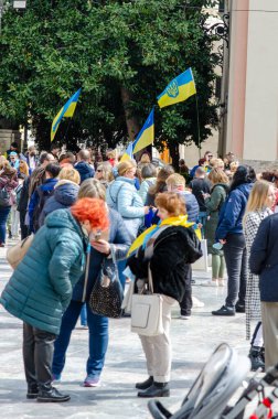 Şehirde barışçıl bir kalabalık toplanıyor, Ukrayna bayrakları sallıyor ve gündüz düzenlenen halk gösterisinde destek ve birlik gösteriyorlar..