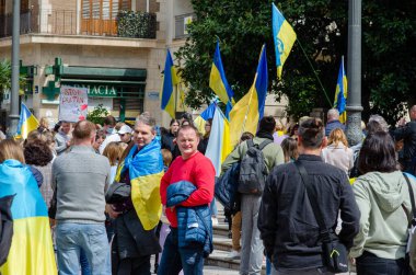 Ukrayna 'yı destekleyen barışçıl bir gösteri. Avrupa' da bayraklara sarılmış insanlar ve pankartlar taşıyorlar. Birlik ve direniş gösteriyorlar..