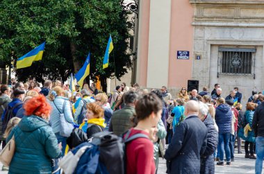 Valencia 'nın tarihi merkezinde Ukrayna bayrakları ve canlı duygularla Ukrayna' yı destekleyen büyük barışçıl bir toplantı..