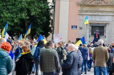 Ukrayna 'yı destekleyen, elinde ulusal bayraklar sallayan ve Avrupa kentlerinde protesto işaretleri tutan barışçıl bir gösteriye geniş bir grup aktivist katıldı..