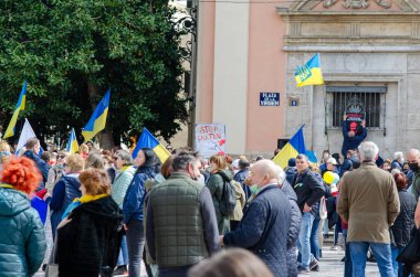 Büyük bir grup insan Ukrayna bayrakları ve protesto işaretleriyle şehir meydanında toplanarak Rus saldırısına karşı dayanışma ve barışçıl bir gösteri sergilediler..