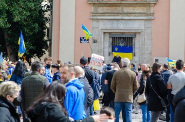 Barışçıl bir gösteri sırasında Avrupa şehir meydanında toplanan kalabalık Ukrayna 'ya ulusal bayraklar, pankartlar ve savaş karşıtı işaretlerle destek veriyorlar..