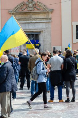 Halk, savaş karşıtı bir gösteri sırasında Ukrayna bayraklarıyla şehir meydanında toplanarak dayanışma, birlik ve barış umudunu dile getiriyor..