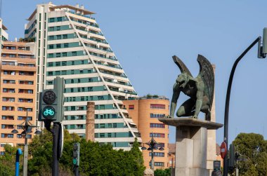 Kanatlı bir heykel, eşsiz modern binalar ve güneşli Valencia, İspanya 'da bisiklet trafik işaretleri olan şehir manzarası. Şehir simgesi, modern kültür, sokak manzarası..