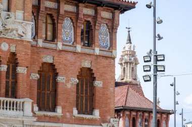 Geleneksel İspanyol mimarisi dekoratif fayanslar ve yontulmuş taş süslemeleriyle şehrin zengin kültürel mirasını ve canlı şehir atmosferini gözler önüne seriyor..