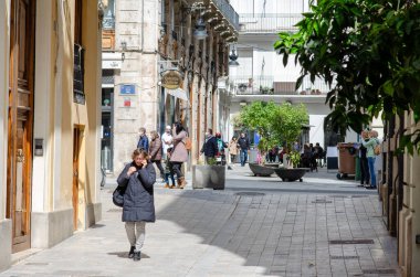 Barcelona 'nın Gotik Mahallesi' nde güneşli bir gün. İnsanlar canlı şehir hayatının, tarihi binaların ve açık hava atmosferinin tadını çıkarıyorlar. Şehir yaşam tarzını ön plana çıkarıyorlar..