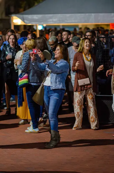 Canlı yetişkinler bir gece festivalinde bir araya gelerek, mutlu anları yakalıyor ve arkadaşça, sosyal bir ortamda müziğin tadını çıkarıyor..