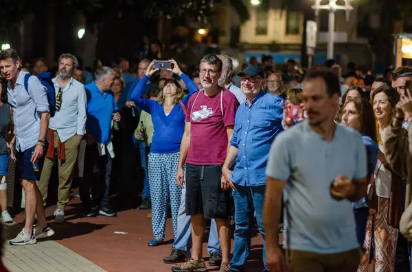 Şehirdeki açık hava festivali sırasında eğlenen çeşitli yetişkin grupları. Kentsel yaşam tarzı, boş zaman aktiviteleri ve topluluk toplantısı.