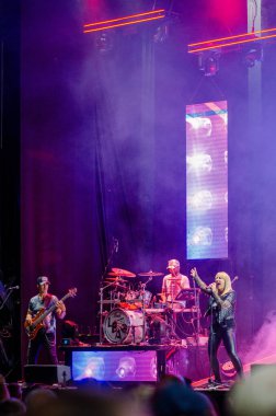 Canlı müzik grubu renkli sahne ışıkları ve dinamik atmosferli bir müzik konseri veriyor. Gösterinin tutkusunu, eğlencesini ve heyecanını yakalar..