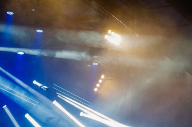 Canlı bir konser ya da partide mavi ve sarı kirişli atmosfer ışıkları müzik ve eğlence projeleri için mükemmel..