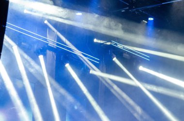 Dinamik sahne ışıkları, kapalı bir müzik konserinde dramatik beyaz ışıklar ve canlı bir atmosfer yaratır, partiler ya da eğlence promosyonları için mükemmeldir..