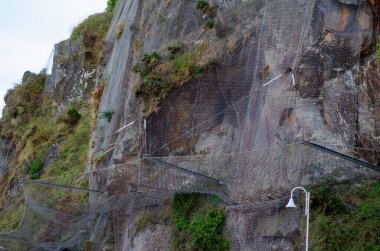Heyelan ve kaya düşüşlerini önlemek, açık hava ortamlarında ve altyapıda güvenliği sağlamak amacıyla kayalık dağ yamacına koruyucu metal ağlar yerleştirildi.