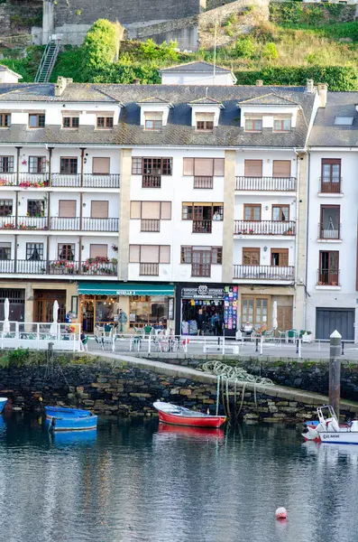 Limandaki rıhtımlı tekneler, açık kafeler, tarihi yerleşim yerleri ve huzur dolu bir köy limanındaki yemyeşil alanlar..