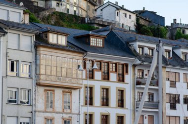 Resimli eski kasaba mimarisi. Konut cepheleri, pencereler ve büyüleyici şehir ayrıntıları var. Avrupa seyahati ve tarihi mahalleler gibi konular için ideal.