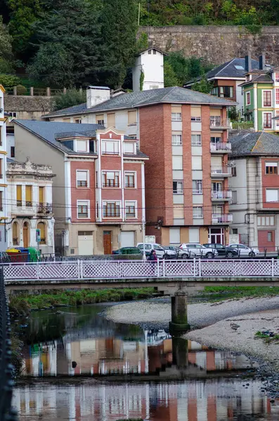 Geleneksel evler, yansıtıcı bir nehir ve yaya köprüsüne sahip sakin şehir manzarası, huzurlu şehir yaşamını ve mimari cazibesini Avrupa 'nın doğal yerleşim yerlerinde aktarıyor..