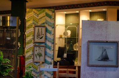 Renkli bölümler üzerine karışık sanat eserleriyle sergi salonunu davet etmek sıcak ve seçici bir atmosfer yaratıyor. Modern dekor, yaratıcı sergi, şık mekan..