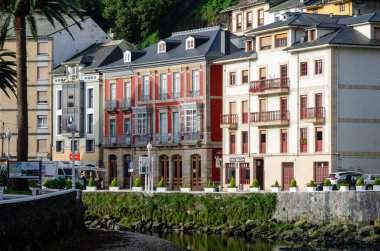 Parlak cepheleri ve küçük bir nehre bakan balkonları olan büyüleyici bir yerleşim yeri. Barışçıl ve hareketli bir Avrupa kasabası atmosferi yaratıyor..