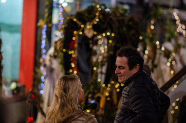 İspanyol Cadılar Bayramı Karnavalı 'nda atmosferik bir akşam. İnsanlar ışıklandırılmış dekorasyonların ve açık havada şenlik havasının keyfini çıkarıyorlar. Mevsimlik ya da festival kavramları için mükemmel..