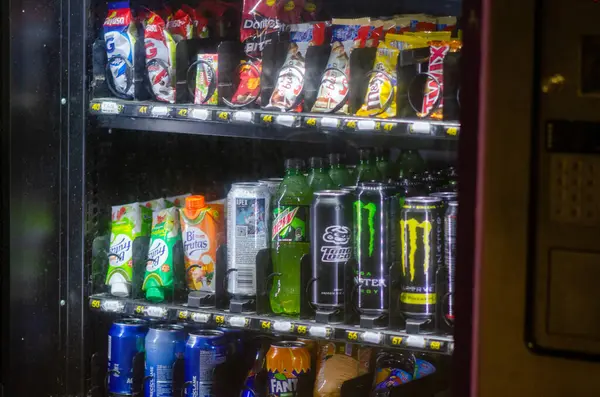 Popüler cips, enerji içecekleri ve soda stoklanmış cam ön otomat, ofislerde, okullarda ve kamu alanlarında kolaylık ve hızlı içecek için ideal.