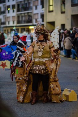 Hayalperest el yapımı kostümlerin katılımcıları, şehir festivali atmosferine neşe ve renk katarak, canlı bir sokak karnaval geçidine katılıyor..