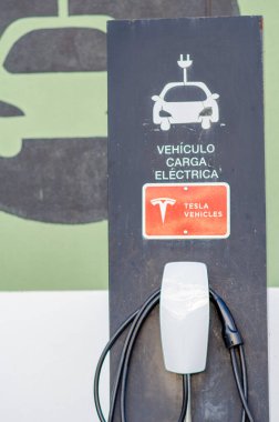 Şehir ortamında elektrikli arabaların şarj edildiği modern Tesla, sürdürülebilir ulaşım çözümleri sağlıyor. Çevre dostu kentsel hareketliliğe odaklan.