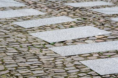 Modern granit kaldırımlar tarihi kaldırımlarla bütünleşik, eski şehir cazibesinin eşsiz bir harmanı ve şehir ortamının çağdaş tasarımı..