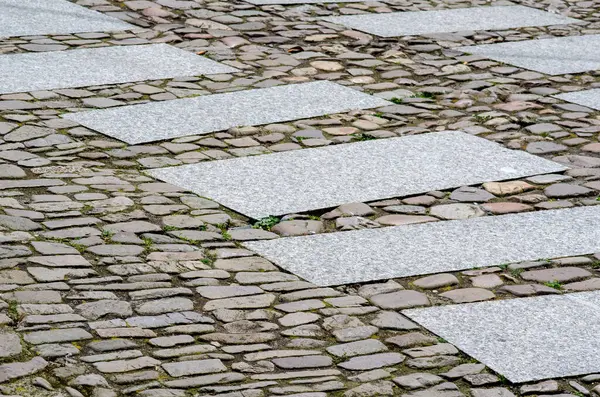 Modern granit kaldırımlar tarihi kaldırımlarla bütünleşik, eski şehir cazibesinin eşsiz bir harmanı ve şehir ortamının çağdaş tasarımı..
