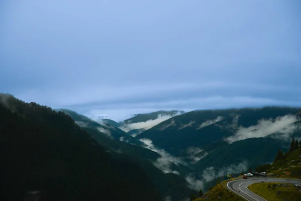 Zdjęcie Zrobione Szczytu Góry Krętej Drodze Mgła Mokra Droga Samochody — Zdjęcie stockowe