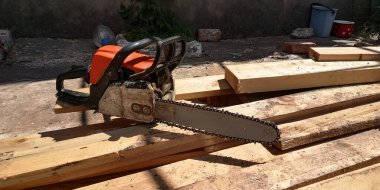 Tahta kirişlerde zincirli testere.