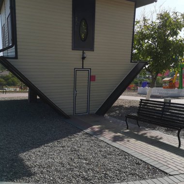 Bulutlu bir günde müze ters dönmüş.