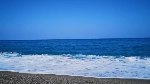 Türkisfarbene Meereswellen Entspannte Atmosphäre Anfang Ende Der Badesaison Urlaub Wochenende — Stockvideo