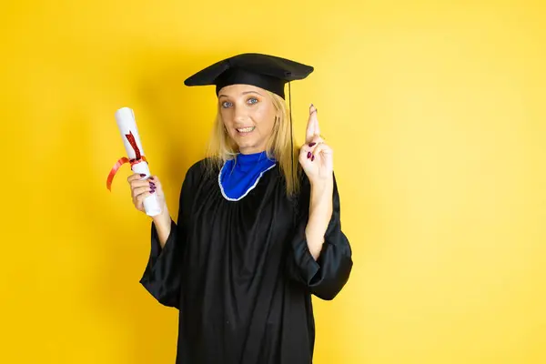 Belle Jeune Femme Blonde Vêtue Une Casquette Graduation Une Robe — Photo