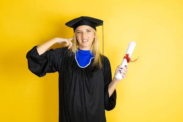 Belle Jeune Femme Blonde Portant Une Casquette Graduation Une Robe — Photo