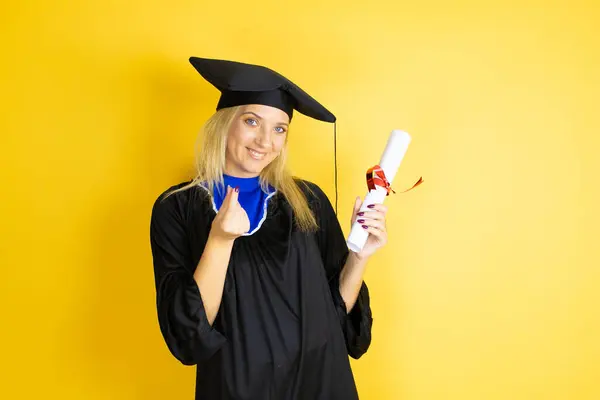 Belle Jeune Femme Blonde Portant Une Casquette Graduation Une Robe — Photo
