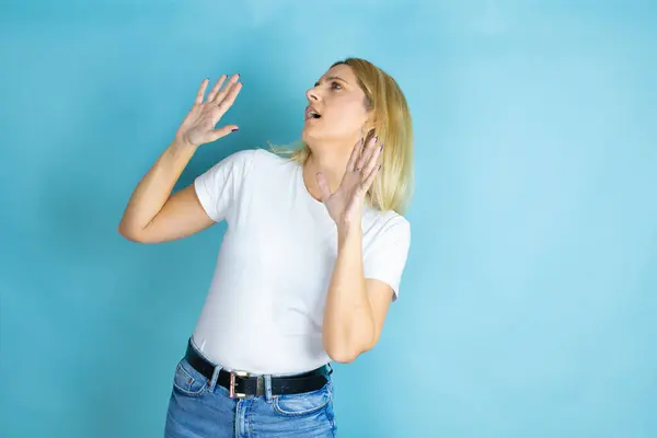 Young Beautiful Woman Wearing Casual Shirt Isolated Blue Background Scared — Stock Photo, Image