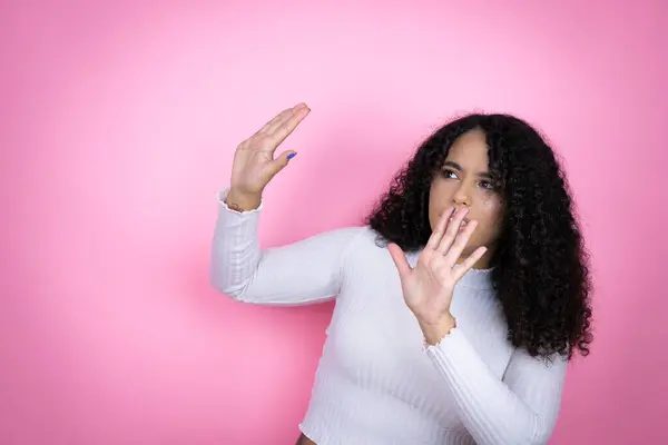 African American Woman Wearing Casual Sweater Pink Background Scared Her — Stock Photo, Image